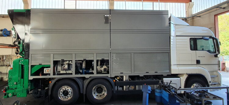 Unlike the larger Combimass 10, the new Combimas 7000-4 needs only a three-axle truck