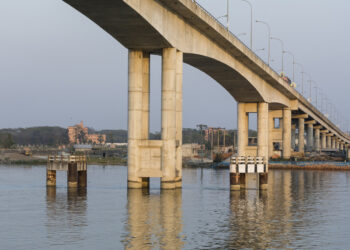 More new road and bridge links are needed for Bangladesh as the country has insufficient major bridge connections for its transport needs (© | Manfred Thuerig, Dreamstime.com)