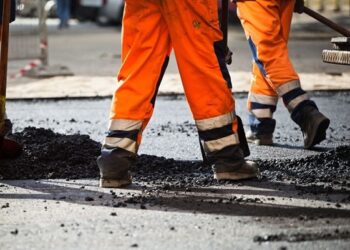 Hot to trot for warm mix: less risk to workers of burns, fumes and poor visibility when wearing safety eyewear (image courtesy Highways England)