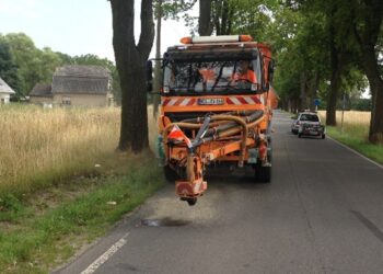 All the stages of the reparation are done using the nozzle of the working arm while the driver-operator is safely inside the cab of the truck