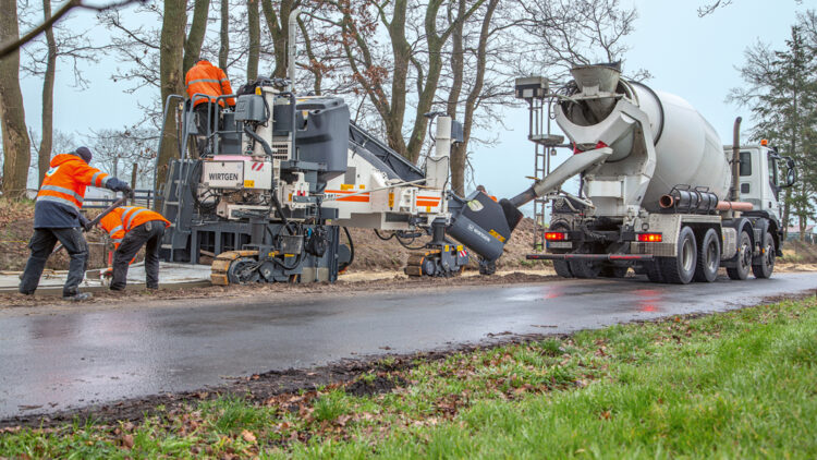 The Wirtgen compact slipformer was able to handle the job quickly and efficiently