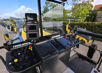 The operator has a clear view of all relevant information via the two 7-inch fullcolour displays. (Photo: Bomag)