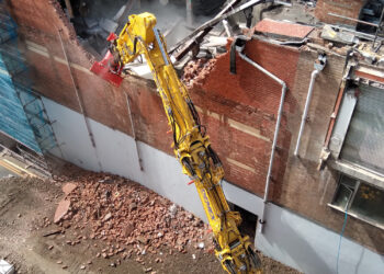 Using Medium reach configuration to gain access to severely constricted site.