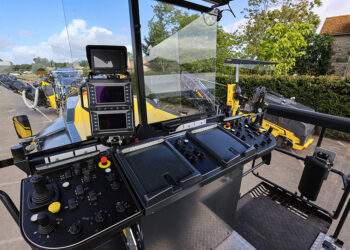 The new mill benefits from two colour displays that give the operator a clear view of all relevant information about the job and machine. The machine has a modular design that makes it easier to service and maintain each of its systems