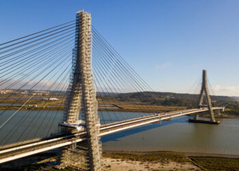 The 100m-high pylons of the Guadiana International Bridge were covered with ULMA’s BRIO Modular Scaffolding to facilitate the repair of suspension cables (image courtesy ULMA)