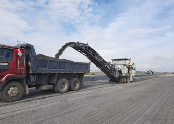 Up to six of the Wirtgen mills were employed at one time on the airport job