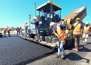 The two Bomag BF 800 C pavers were equipped with components for 3D levelling which eliminated the need for stringline tensioning (image courtesy Bomag)