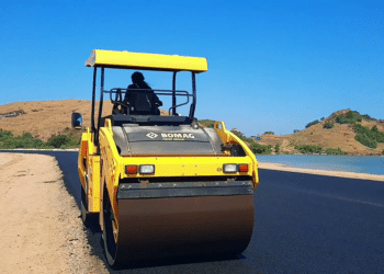 During the first two passes, the Bomag BW 161 AD-4 articulated tandem rollers were used directly behind the pavers for static compaction (image courtesy Bomag)