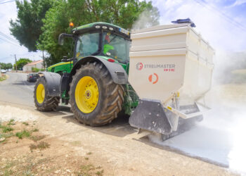 A Streumaster spreader unit was fitted to a John Deere tractor