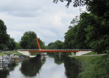 The two-lane 60m-long bridge will have a 4m-wide pedestrian and bicycle path on each side (image courtesy &Rundquist arkitekter AB)
