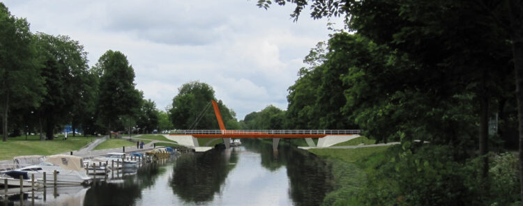 The two-lane 60m-long bridge will have a 4m-wide pedestrian and bicycle path on each side (image courtesy &Rundquist arkitekter AB)