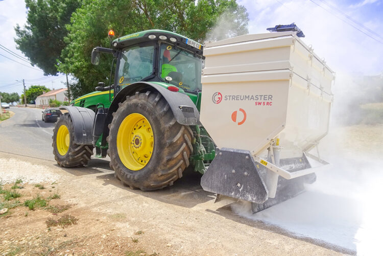 A Streumaster spreader unit was fitted to a John Deere tractor