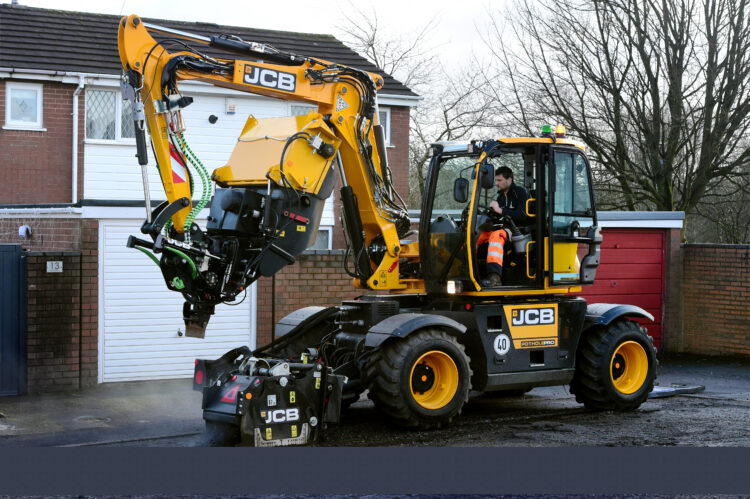 The operator can adjust the 600mm-wide planer and integrated dust suppression system (image courtesy JCB)