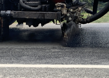 A modified spray bar has two sets of nozzles for the two-component epoxy bitumen system