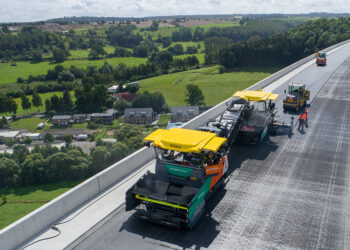 Latest-generation Vögele machines: the paving team were able to pave the surface course efficiently and to a high standard of quality using the SUPER 1800-3i road paver and MT 3000-3i Offset PowerFeeder.