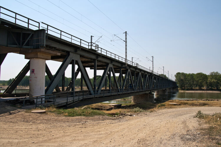 The lower road section of the existing bridge will be decommissioned and only the upper rail line will remain operational (image © Razvan Nicolescu/Dreamstime)