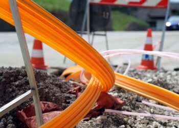 Fotech’s DAS technology sends thousands of pulses of light along a fibre optic cable every second and monitors the fine pattern of light reflected back (image courtesy Fotech)