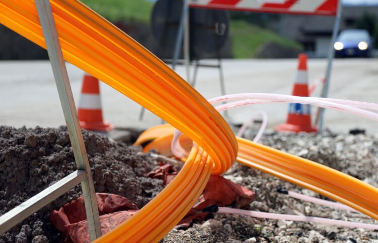 Fotech’s DAS technology sends thousands of pulses of light along a fibre optic cable every second and monitors the fine pattern of light reflected back (image courtesy Fotech)