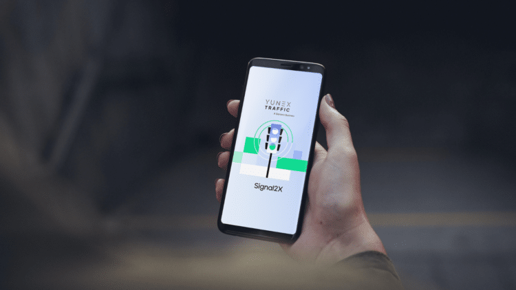 Drivers, cyclists, buses and trams receive the green time forecasts in real time via the Signal2X smartphone app, which was presented for the first time at the recent Intertraffic 2022 Amsterdam