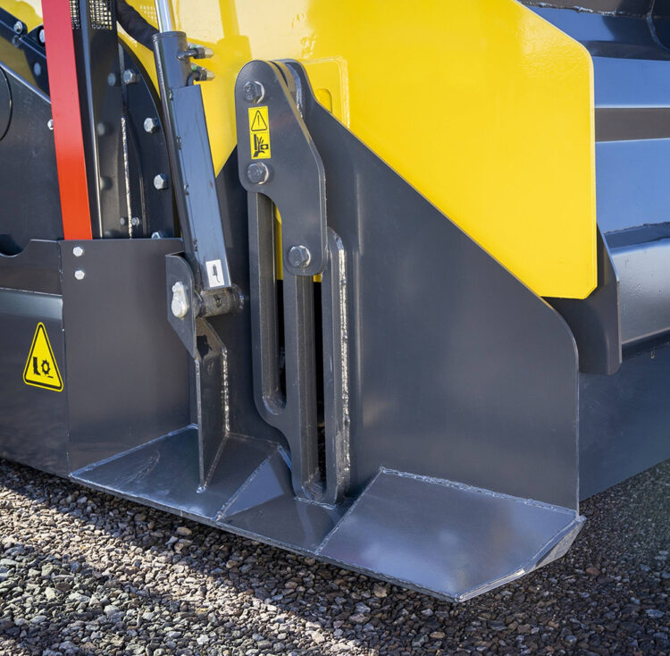 The RS 300 features height-adjustable side plates, including skids and its milling depth can be freely adjusted hydraulically, up to 500mm
