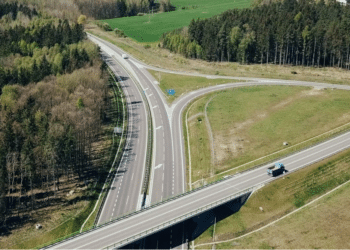 The contract is for designing, financing, building, operating and maintaining a 32km motorway and converting 17km of existing infrastructure into a dual two-lane carriageway (image courtesy ViA SALis)