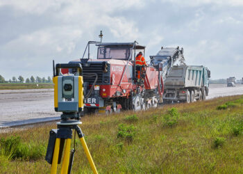 The Trimble technology allows the equipment to recognise each total station enabling reliable changes between each unit as the milling machines moved forwards