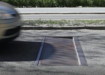 If a speeding vehicle is detected, then the Actibump plate, that normally lies flat with the road surface, will lower at one end, creating a bump (image courtesy Edeva)