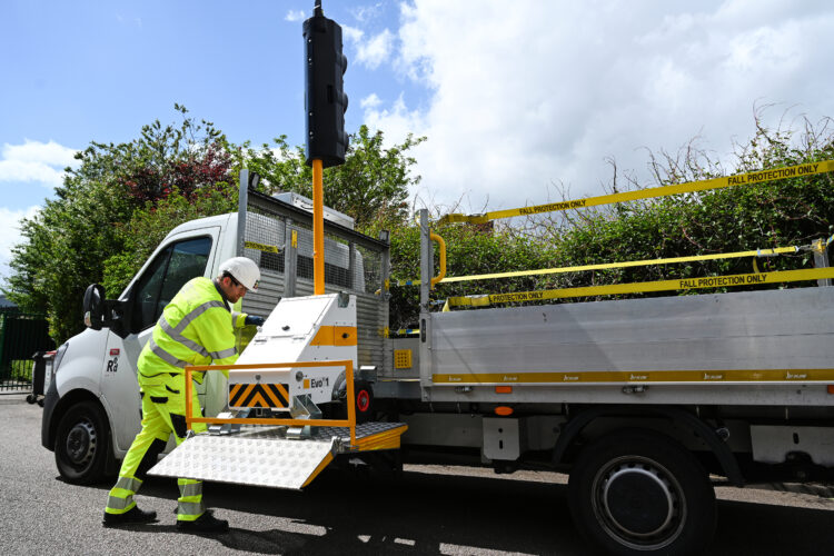 Evo 1 offers easier-to-use handles and a wheel set-up that allows operatives to face the traffic when moving around a site (image courtesy Traffic Group Signals)