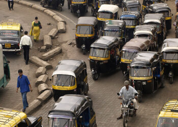 Journey times can be long on Mumbai's crowded streets © Filmlandscape, Dreamstime.com