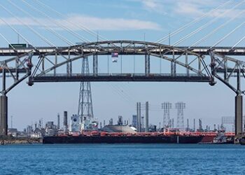 The Gerald Desmond Bridge's centre span is lowered for removal as the first step in the bridge's demolition (image courtesy Port of Long Beach)