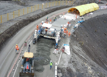 A windrowing method has been utilised for the concrete supplying the pavers