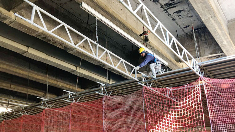 The system consists of 25cm or 45cm aluminium or steel lattice girders connected by patented pins and spring pins