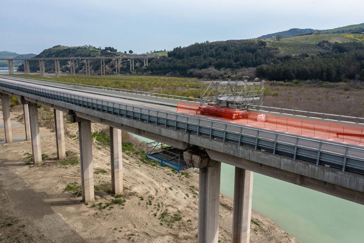 Work areas can also be created below the road surface with any type of multidirectional scaffolding and pitch and, above all, with whatever geometry is needed to reach the extreme points on bridges,