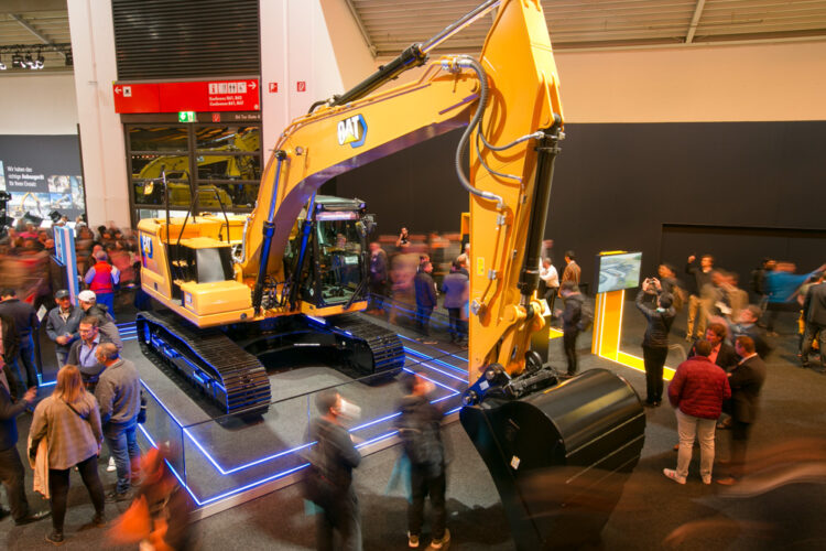The 320 excavator (pictured) and the other electric prototypes have Cat’s dedicated blue branding for electric machines