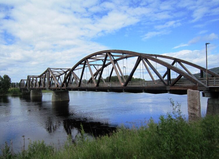 The Flisa Bru was opened in 2003 and is reportedly the world's largest modern wooden bridge constructed for vehicular traffic (©Jan-Tore Egge/use under the Creative Commons Attribution-Share Alike 3.0 Unported license)