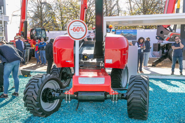 The 200 ATJe rough-terrain platform comes with a working height of 20m