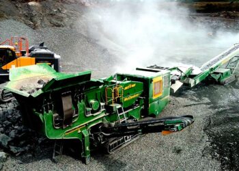 The heavy-duty J4 is suited to aggregates, C&D recycling and site preparation