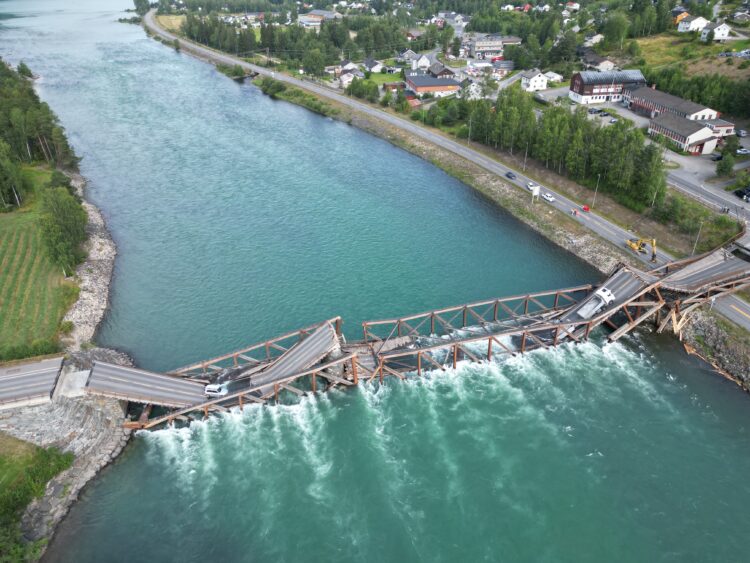 The 150m-long, 10m-wide Tretten Bridge - only a decade old - broke in two, collapsing into the river stranding two vehicles and their occupants (image courtesy Statens Vegvesen))