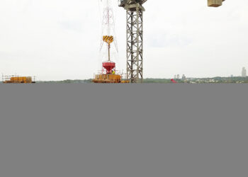 Concrete has been poured for the two towers supporting the bridge structure © MOPC Paraguay