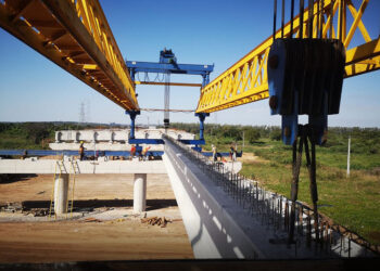 A special structure has been used to raise most of the beams on which the deck rests