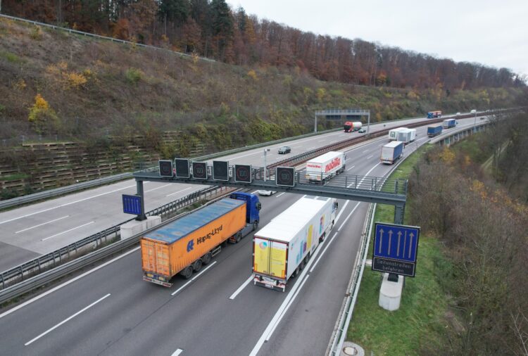 The set up consists of four display cross-sections with LED variable VMS, eight pole installations for VMS or camera technology as well as 12 route stations (image courtesy Autobahn GmbH Niederlassung Südwest)