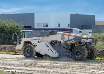 The AutoTrac automatic steering system makes Wirtgen cold recyclers and soil stabilisers even more efficient.