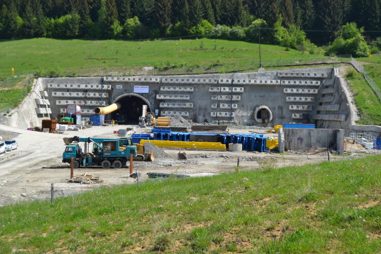 The Višňové Tunnel is also part of the Corridor 5 of the Trans-European Networks (TEN) which links Bratislava with Uzhhorod in Ukraine. (image: Creative Commons Attribution-Share Alike 4.0)