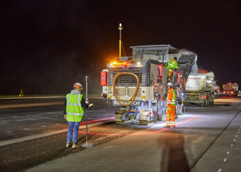 The single Trimble MT900 Machine Target of the milling machine is supplemented by a Trimble GS420 Machine Control Sensor, while manual control of the milled depth makes it possible to check the dimension and to validate the quantities of asphalt to be laid afterwards - Photo La Compagnie Générale de Photographie