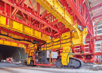 Given the fact that the very tight curve radii made it difficult to transport the tunnel carriage, an innovative caterpillar system was used to move it (photo courtesy PERI SE)