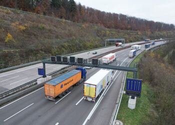 The set-up consists of four display cross-sections with LED variable VMS, eight pole installations for VMS or camera technology as well as 12 route stations (image courtesy Autobahn GmbH Niederlassung Südwest)