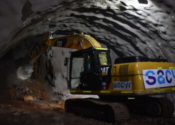 Water spraying has been employed while using the hydraulic breaker to minimise dust levels - image courtesy of Sacyr/Unión Vial Río Pamplonita