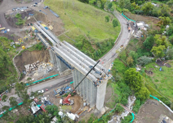 Panoramic view of the assembly of the precast beams on viaduct 205 with a length of 200m located in the Naranjo sector – image courtesy of Unión Vial Río Pamplonita