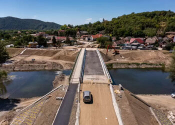 The cycle path on the bridge is part of the EuroVelo6 international cycle route network (image courtesy Colas)