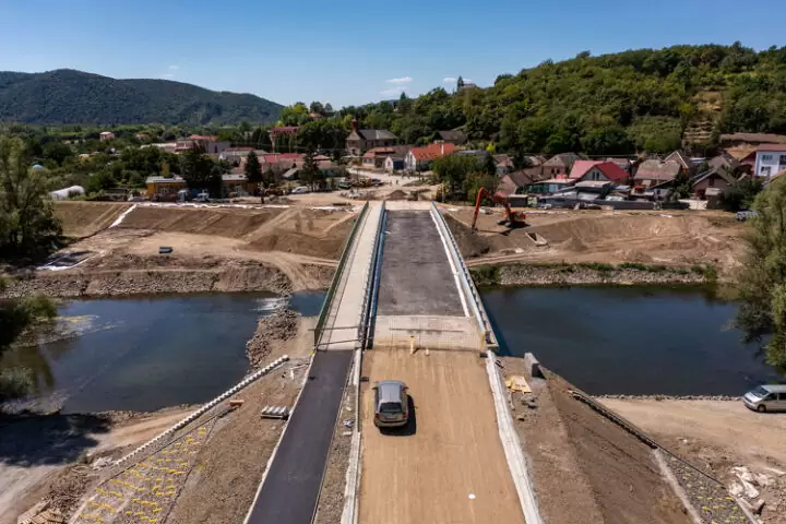 The cycle path on the bridge is part of the EuroVelo6 international cycle route network (image courtesy Colas)